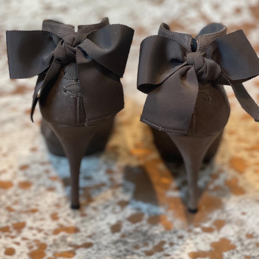 Vera Wang Bow Booties - image 3